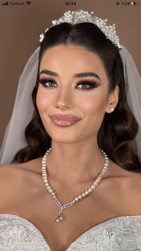 Make Up For Wedding The Bride Natural, Bride Makeup For Brunettes, Bride Long Hairstyles With Veil, Hair Styles Pearls, Tiara Bride Hairstyles, Wedding Day Hair With Veil, Hairstyles With Veils Bridal, Bridal Tiara Hairstyles, Wedding Hairstyles For Bride With Veil