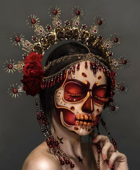 Spooky Halloween Makeup, Halloween Makeup Sugar Skull, Day Of The Dead Makeup, Creative Halloween Makeup, Permanente Make-up, Dead Makeup, Crown Halo, Creepy Halloween Makeup, Cool Halloween Makeup