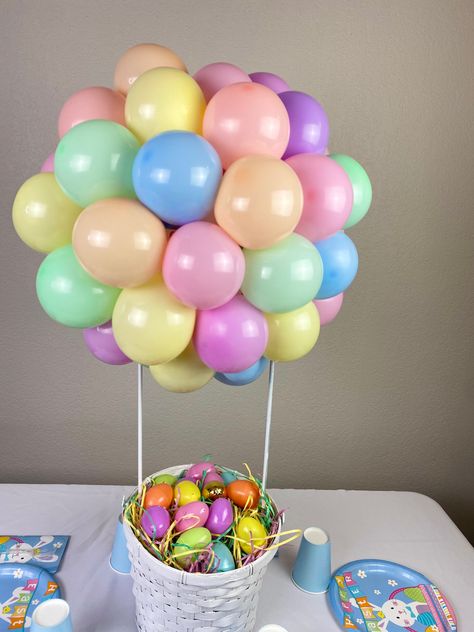 Easter themed centerpiece Hot Air Balloon Easter Basket, Baby Shower Easter Theme, Easter Balloons Ideas, Easter Balloon Bouquet, Easter Balloon Ideas, Make A Hot Air Balloon, Air Balloon Centerpiece, Hot Air Balloon Centerpiece, Easter Balloon Decor