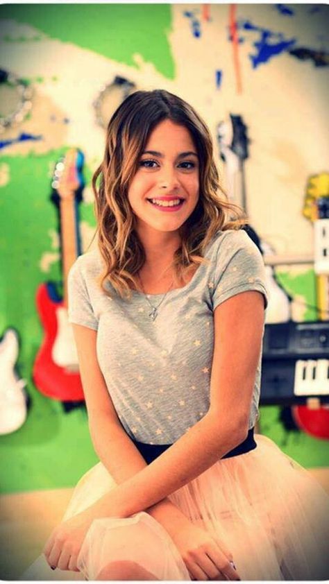 Tini en el Studio 21 :) Violetta And Leon, Bratz Movie, Lilly Pulitzer Outfits, Violetta Disney, Riverdale Cole Sprouse, Maria Clara, Disney Stars, Fashion Tv, Disney Outfits