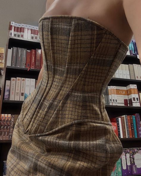 𝒫𝓁𝒶𝒾𝒹 𝒟𝓇𝑒𝒶𝓂𝓈 - created with 10 bonings and a reduced waist corset for an hourglass shape 🪡 dropping tomorrow Vintage Corset Aesthetic, S Bend Corset, Modern Corset Outfit, Corset Shapes, Siren Corset, Corset Outfit Casual, Corset Aesthetic, Plaid Corset, Modern Corset