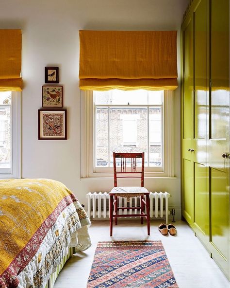 The List by House & Garden on Instagram: “Eclectic, warm and colourful 💛💚 #TheList  When @lonikachande bought our railway cottage in West London, it had a sound structure and a…” Roman Blinds Bedroom, Roman Blinds Living Room, Blinds And Curtains, Roman Curtains, Warm Bedroom, Bedroom Blinds, Blinds Curtains, House Garden, Living Room Inspo