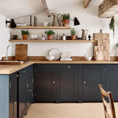 Wiltshire farmhouse kitchen, from an interior design project by Emma Sims-Hilditch (simshilditch.com). Cabinetry in Neptune’s charcoal paint colour, with an oak countertop. Appliances include a glossy black Aga Italian Style Kitchens, Countertop Concrete, Tuscan Kitchen Design, Barn Kitchen, Country Kitchen Designs, Kitchen Design Color, Victorian Kitchen, Tuscan Design, Tuscan Kitchen