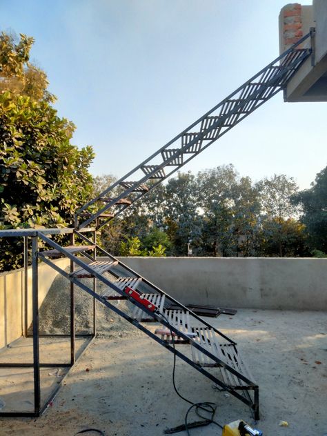 Iron Ladder, Latest Gate Design, Steel Stairs Design, Modern Main Gate Designs, Metal Staircase, Balcony Glass Design, Kitchen Window Design, Exterior Door Designs, Window Grill Design Modern