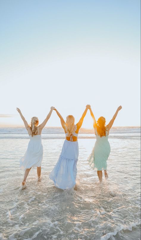 Beach Pictures Three Friends, Beach Trip Photos, Beach Friends Poses, Sisters Beach Photoshoot, Beach Photo Ideas For Friends, Group Beach Pictures Friends, Three Friends Photoshoot, Friend Beach Photoshoot, Friends Beach Pictures