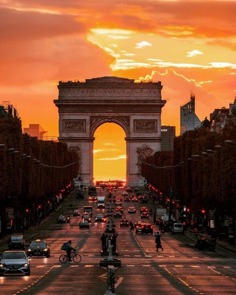 Beauty Of Paris 🗼 on Instagram: “📸 @visualisation_ #champselyseesparis #paris #champselysees #parisfrance #champselysees_paris #arcdetriomphe #champselysées…” Champs Elysees Paris, Photo Tag, Instagram Paris, I Love Paris, Visit Paris, George Washington Bridge, Family Holidays, Paris City, Champs Elysees