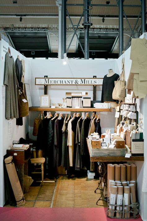 Pop up Shop | Pop up Store | Retail Design | Retail Display | merchant and mills- cute idea for a Pop up shop! Store Retail Design, Clothing Booth Display, Vintage Shop Display, Display Visual Merchandising, Design Café, Boutique Display, Merchant And Mills, Store Layout, Shop House Plans