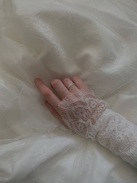 Niqab Gloves, Vintage Wedding Hats, Wedding Dress Hijab, Hijabi Brides, Muslimah Wedding Dress, Nikah Dress, Simple Wedding Gowns, Elegant Gloves, Bride Dress Simple