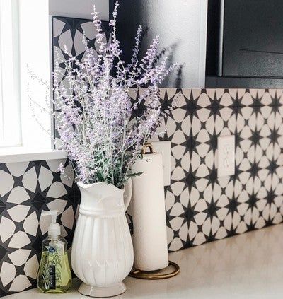 Black And White Patterned Tile, Black And White Kitchen Backsplash, Black White Backsplash, White Kitchen Backsplash Ideas, Black And White Backsplash, White Tile Kitchen Backsplash, Walking Outfit, White Mosaic Tile, Vintage Motifs