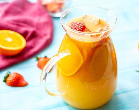 Pitcher full of white sangria with peach schnapps and orange juice Easy White Sangria, Easy White Sangria Recipe, Berry French Toast Casserole, White Peach Sangria, White Sangria Recipe, Easy Sangria Recipes, Berry French Toast, Sliced Fruit, Fuzzy Navel