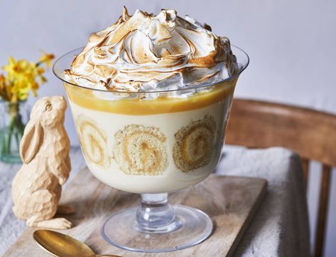 Lemon Curd Trifle Recipes, Lemon Cake Trifle Desserts, Lemon Meringue Trifle, Peppermint Crisp Trifle, Meringue Trifle, Lemon Trifle Recipes Layered Desserts, Lemon Blueberry Trifle Angel Food Cake, Lemon Curd Uses, Dessert Trifle