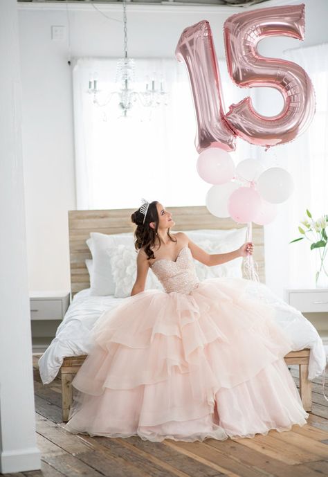 Quince Photoshoot Ideas Miami, 15 Photoshoot Ideas With Balloons, Quince Photoshoot Ideas With Family, Pre Quince Photoshoot Ideas, Quince Picture Poses, Quince Photoshoot Ideas With Court, Quince Poses Photo Shoots, Quinceanera Photoshoot Ideas, Modern Quinceanera