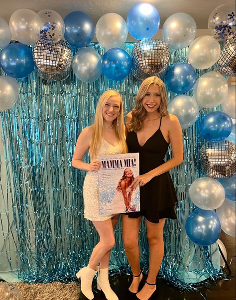 Mama Mia Balloons, Mamma Mia Balloons, Mamma Mia Party Decorations Ideas, Mamma Mia Balloon Arch, 21st Mamma Mia Theme, Mamma Mia Photo Booth, Mama Mia 17th Birthday Party Theme, Mamma Mia Costume Ideas, Mamma Mia Backdrop