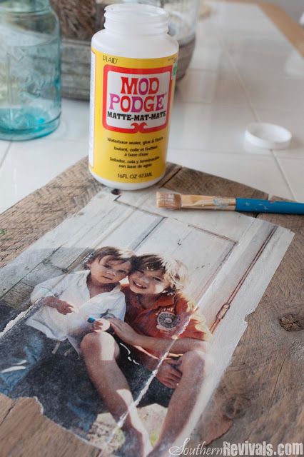 DIY:  How To Transfer A Photo Onto Wood - photos printed on regular copy paper are easily transferred onto pallet wood frames using Mod Podge. Pallet Photo Frames, Photo Transfer Techniques, Photo Onto Wood, Mod Podge Photo Transfer, Pallet Pictures, Diy Mod Podge, Wood Photo Prints, Mod Podge Crafts, Foto Transfer