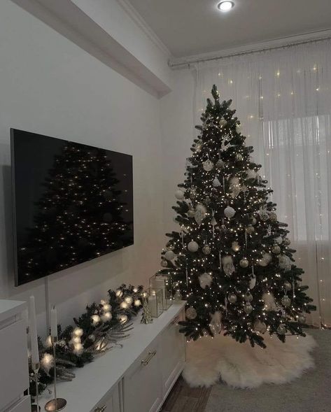 Christmas Garland Placement Ideas, Christmas Tree Astethic, Christmas Decorations Ideas For Home, Christmas Decor For Apartments, Xmas Tree Ideas, Christmas Room Decor Ideas, Christmas Decor Living Room, Christmas Tree At Home, Christmas Home Decorations