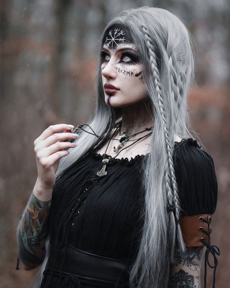 Viking Witch Makeup Tutorial, Volva Norse Witch Costume, Norse Viking Makeup, Barbarian Makeup, Nordic Priestess, Nordic Makeup, Viking Makeup Female, Viking Witch Makeup, Viking Cosplay Female Makeup