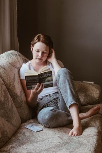 woman sitting on sofa while reading book inside room photo – Free Reading Image on Unsplash Reading Pictures, Books To Read For Women, Books For Self Improvement, Sitting Poses, Woman Reading, Reading Book, Girl Reading, Pose Reference Photo, Book Girl