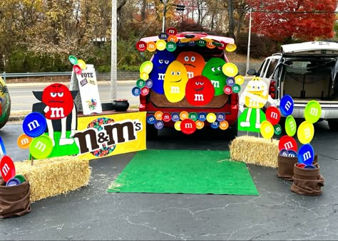 M&M theme Trunk Or Treat M And M, Trunk Or Treat M&m Theme, M And M Trunk Or Treat Ideas, Halloween Decorations Trunk Or Treat, Trunk Or Treat Ideas Truck, M M Trunk Or Treat Ideas, M&m Trunk Or Treat, Unique Trunk Or Treat Ideas, Easy Trunk Or Treat Ideas