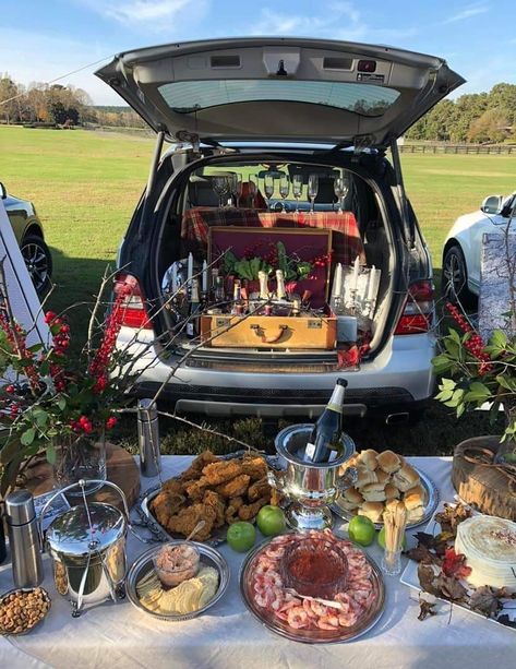 Polo Tailgate Ideas, Tailgating Aesthetic, Fancy Tailgate, Tailgate Inspiration, Horse Race Tailgate, Steeplechase Tailgate, Polo Tailgate, Football Brunch, Polo Picnic