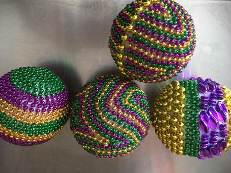 Completed shower craft - decorative beaded balls Mardi Gras Crafts Diy, Mardi Gras Beads Crafts, Mind Racing, Mardi Gras Diy, Grass Decoration, Mardi Gras Party Decorations, Madi Gras, Mardi Gras Centerpieces, Mardi Gras Crafts