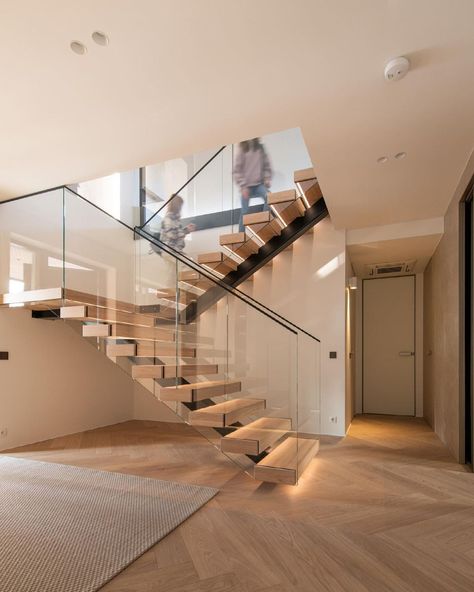 U shaped modern stair ideas with led lighting U Shaped Stairs, U Shaped Staircase, Modern Staircase Design, Staircase Design Modern, Glass Railings, Contemporary Stairs, Stairs Design Interior, Beautiful Stairs, Glass Stairs