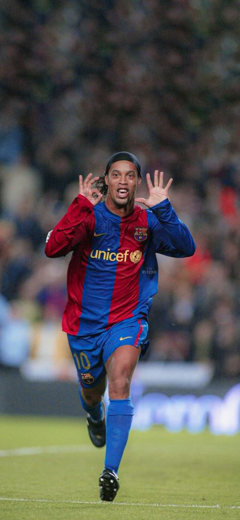 Ronaldinho Wallpapers, Old Football Players, Soccer Neymar, Football Players Photos, Soccer Event, Football Players Images, Ronaldo Messi, Football Images, European Soccer