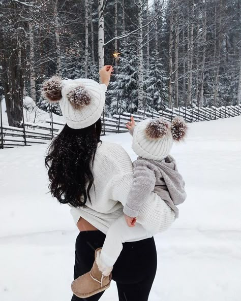 Snow Photoshoot, Winter Family Photos, Christmas Home Decor Ideas, Mom Daughter Outfits, Baby In Snow, Winter Photoshoot, Matching Mom, Foto Baby, Mommy Daughter