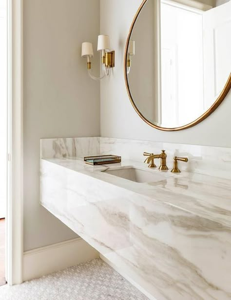 Chic bathroom boasts a grey and white marble floating vanity sink, suspended over a marble mosaic #dreambath #homedecor #marble Drømme Bad, Bathroom Vanity Style, Modern Luxury Bathroom, Bilik Air, Interior Boho, Interior Design Minimalist, Gold Bathroom, Floating Vanity, Chic Bathrooms