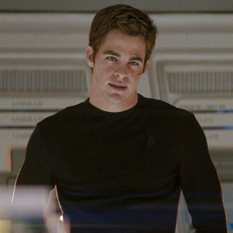 Kirk Star Trek Chris Pine, Chris Pine Kirk, Star Trek Kirk Chris Pine, James Kirk Chris Pine, James T Kirk Chris Pine, Jim Kirk Chris Pine, Chris Pine Wallpaper, Young Chris Pine, Chris Pine Princess Diaries