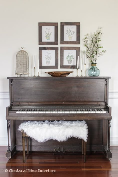 Love this old piano and the display around it eclecticallyvintage.com Upright Piano Decor, Piano Room Decor, Piano Living Rooms, Old Piano, Piano Decor, Old Pianos, Piano Bench, Texas House, Piano Room