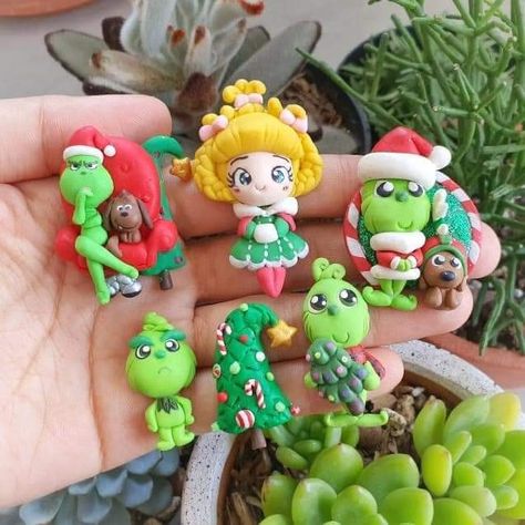 Clay Grinch, Grinch Party, Diy Calendar, Christmas Clay, Christmas Calendar, Polymer Clay Diy, Clay Figurine, Miniature Christmas, Grinch Christmas