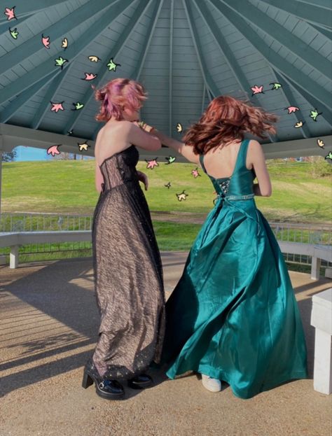 Queer Prom Dress, Wlw Homecoming, Cute Lesbian Prom Pictures, Lesbian Prom Outfit, Prom Outfits Couples, Lesbian Prom Pictures, Wlw Prom, Lesbian Prom, Hippie Prom