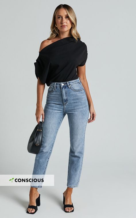 Chic Blue Jeans Outfit, Affordable Work Clothes For Women, Denim Mom Jeans Outfit, Mum Outfits Mom Style, Mom Fit Jeans Outfits, Blue Mom Jeans Outfit, Ankle Jeans Outfit, Mom Jeans Outfits, Errands Outfit Spring