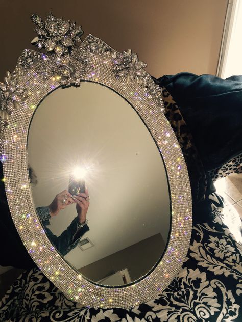 Rhinestone encrusted wall mirror Rhinestone Mirror, Bathroom Mirrors Diy, Mirror Frame Diy, Bathroom Mirror Frame, Diy Rhinestone, Glam Decor, Diy Crystals, Diy Mirror, Beauty Room