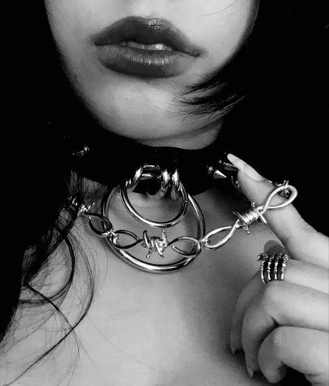 Aesthetic Goth, Vampire Goth, Goth Girl, Gothic Aesthetic, Barbed Wire, Gothic Outfits, Outfits Fashion, Dark Academia, Black