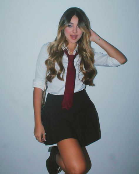 Halloween Makeup Pretty, Beautiful Photoshoot Ideas, Outfit 90s, School Outfits, Concert Outfit, Skater Skirt, Halloween Costumes, Casual Outfits, Plus Size