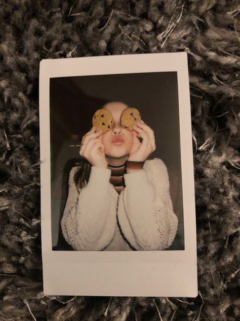 Polaroid Photo Shoot Ideas, Polaroid Ideas Poses Friend Pictures, Cute Polaroid Pictures Ideas, Polaroid Ideas Poses Alone, Aesthetic Polaroid Pictures Ideas, Polaroid Selfie Ideas, Polaroid Ideas Poses, Polaroid Photos Aesthetic, Polaroid Photos Ideas