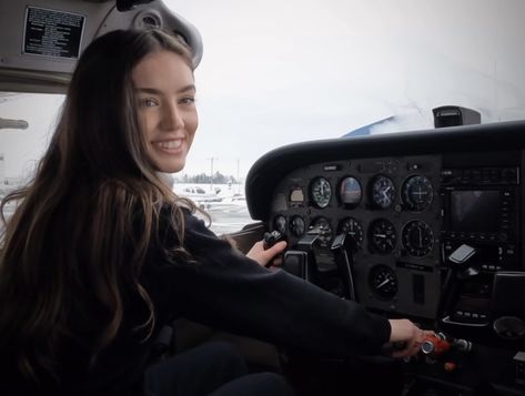 Piolet Women Aesthetic, Pilot Aesthetic Girl, Lady Pilot Aesthetic, Pilot Inspiration, Aviation Motivation, Pilot Aesthetic, Pilot Life, Women Pilot, Pilot Career