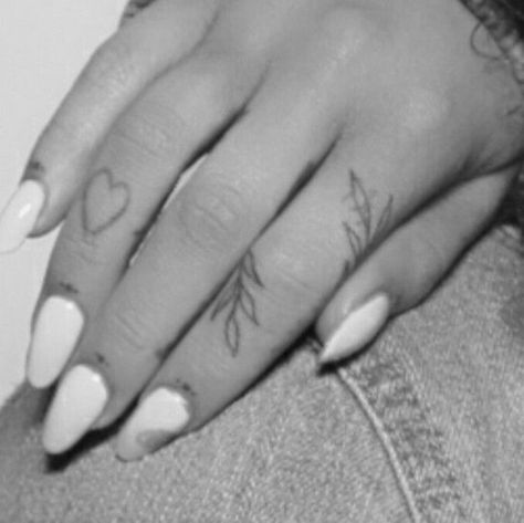 Leave Finger Tattoo, Finger Tattoos Leaves, Leaves Finger Tattoo, Leaf Finger Tattoo, Thumb Tattoo, Grande Tattoo, Tattoo Fixes, Ariana Grande Tattoo, Small Girly Tattoos