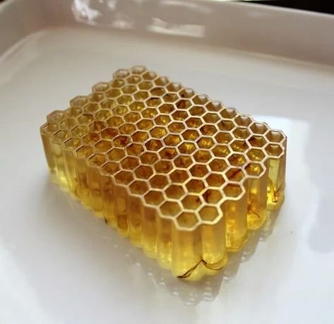 Honeycomb Soap, Beeswax Recipes, Natural Soaps Recipes, Diy Soap Recipe, Fancy Soap, Honey Packaging, Buzzy Bee, Homemade Oil, Honey Soap