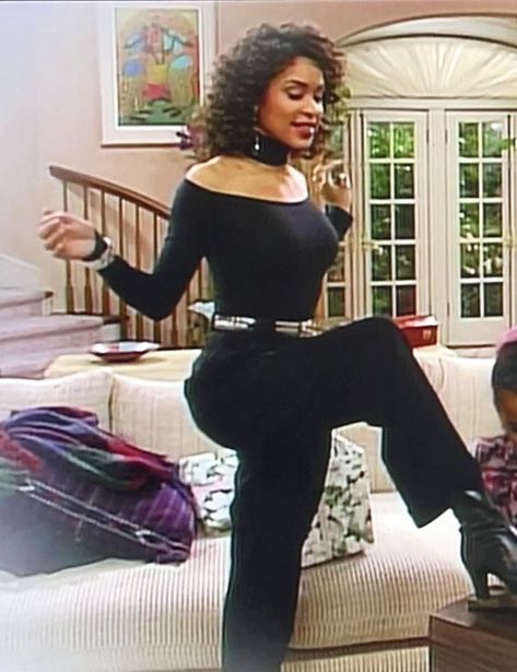 Hilary Banks Brunch Outfit, Hilary Banks Aesthetic, Bel Air Fashion, Hillary Banks Outfits, Living Single 90s Outfits, Hilary Banks Outfits 90s, 90s Sitcom Fashion, 90s Glam Fashion, Hilary Banks Outfits