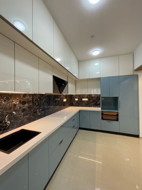 Kitchen with quartz counter, dark backslash, acrylic kitchen Acrylic Modular Kitchen Design, L Shaped Kitchen Interior, L Shape Kitchen Layout, L Shape Kitchen, L Shaped Modular Kitchen, L Shaped Kitchen Designs, Modern Kitchen Cupboards, Kitchen Unit Designs, Kitchen Wardrobe Design