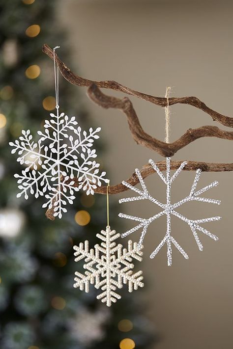 Christmas Snowflakes Decorations, Christmas Branches, Christmas Shoot, Scandi Christmas, Snowflake Decorations, Wallpaper Iphone Christmas, Chatelaine, Magical Christmas, Christmas Mood