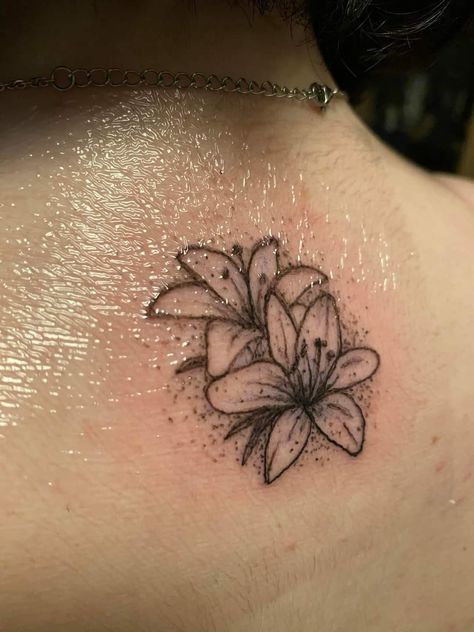 Lilly Tattoo On Shoulder, Lily Neck Tattoo, Lily Tattoo Back, Lily Back Tattoo, Side Of Neck Tattoo, Back Shoulder Tattoos For Women, Tiger Lily Tattoo, Back Of Neck Tattoos For Women, Lily Flower Tattoo