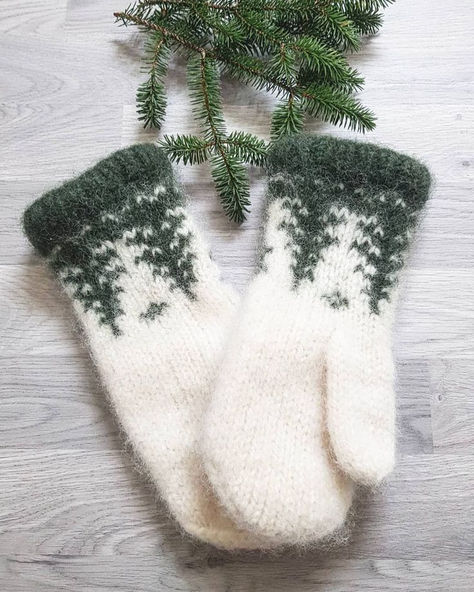 Knitting Small Projects, Christmas Knitting Ideas, Knit Mittens Pattern, Mittens Knit, Knitting Mittens, Christmas Mittens, Knitted Gloves Mittens, Small Knitting Projects, Winter Knitting