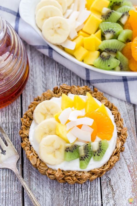 For a truly elegant brunch, nothing hits the mark like this Tropical Breakfast Granola Tart recipe. Breakfast Tarts, Tropical Breakfast, Breakfast Granola, Breakfast Tart, Waffle Bar, Desserts Healthy, Granola Breakfast, Low Gi, Yogurt And Granola