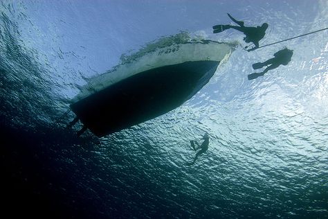 Boat Underwater View, Creepy Reference, Boat Underwater, Underwater Boat, Military Motivation, Ocean Sailing, Boat Drawing, Ocean Underwater, Blue Drawings