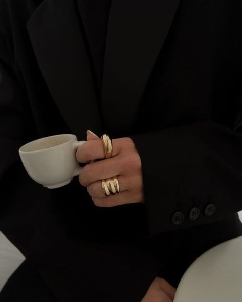 Mode Dope, Bold Rings, Classy Aesthetic, Foto Ideas Instagram, Jairzinho, Jewelry Photography, 가을 패션, Classic Ring, Mode Inspiration