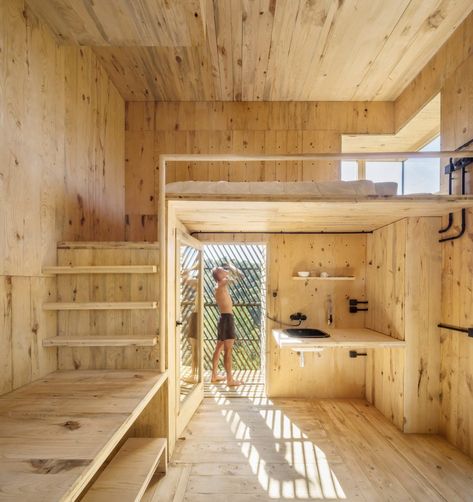 The Voxel is a "quarantine cabin" made from locally sourced materials Design Casa Piccola, Building A Cabin, Timber Structure, Casa Container, Tiny House Cabin, Cabin Design, Tiny House Design, Tiny Living, Apartment Building