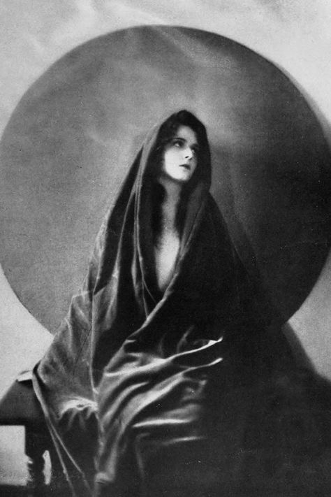 Styl Goth, Olive Thomas, Silent Film Stars, Vintage Witch, Victor Hugo, Silent Film, Look At You, Vintage Photographs, Art Reference Photos